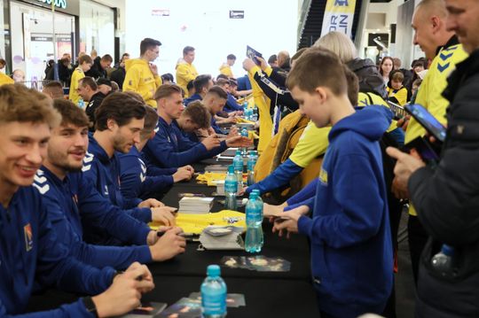 Piłkarze i sztab trenerski Motoru Lublin rozdawali autografy w Galerii Olimp. 