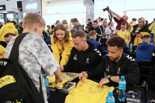 Piłkarze i sztab trenerski Motoru Lublin rozdawali autografy w Galerii Olimp. 