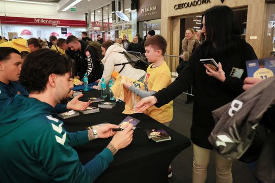 Piłkarze i sztab trenerski Motoru Lublin rozdawali autografy w Galerii Olimp. 