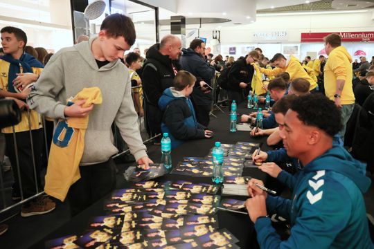 Piłkarze i sztab trenerski Motoru Lublin rozdawali autografy w Galerii Olimp. 
