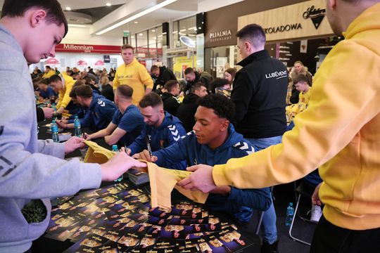Piłkarze i sztab trenerski Motoru Lublin rozdawali autografy w Galerii Olimp. 