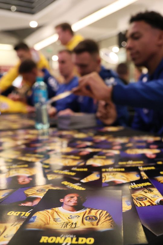 Piłkarze i sztab trenerski Motoru Lublin rozdawali autografy w Galerii Olimp. 