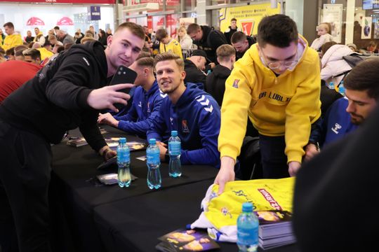 Piłkarze i sztab trenerski Motoru Lublin rozdawali autografy w Galerii Olimp. 