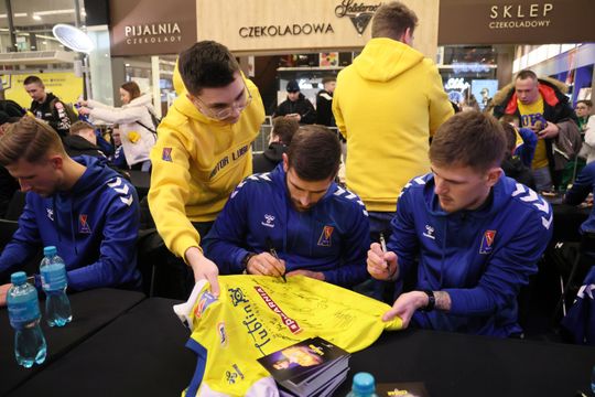 Piłkarze i sztab trenerski Motoru Lublin rozdawali autografy w Galerii Olimp. 