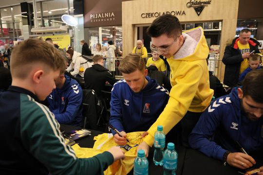 Piłkarze i sztab trenerski Motoru Lublin rozdawali autografy w Galerii Olimp. 