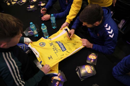 Piłkarze i sztab trenerski Motoru Lublin rozdawali autografy w Galerii Olimp. 