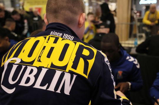 Piłkarze i sztab trenerski Motoru Lublin rozdawali autografy w Galerii Olimp. 