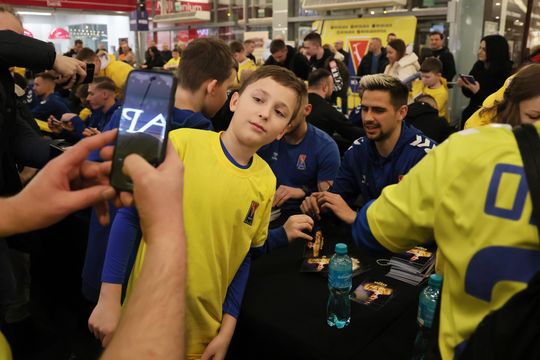 Piłkarze i sztab trenerski Motoru Lublin rozdawali autografy w Galerii Olimp. 