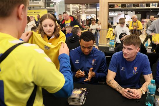 Piłkarze i sztab trenerski Motoru Lublin rozdawali autografy w Galerii Olimp. 