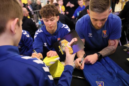 Piłkarze i sztab trenerski Motoru Lublin rozdawali autografy w Galerii Olimp. 