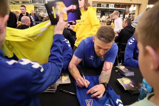 Piłkarze i sztab trenerski Motoru Lublin rozdawali autografy w Galerii Olimp. 