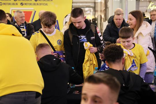 Piłkarze i sztab trenerski Motoru Lublin rozdawali autografy w Galerii Olimp. 