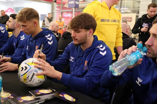 Piłkarze i sztab trenerski Motoru Lublin rozdawali autografy w Galerii Olimp. 