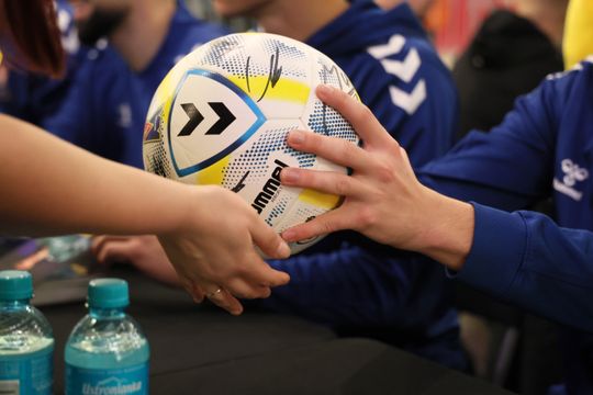 Piłkarze i sztab trenerski Motoru Lublin rozdawali autografy w Galerii Olimp. 