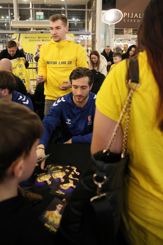 Piłkarze i sztab trenerski Motoru Lublin rozdawali autografy w Galerii Olimp. 