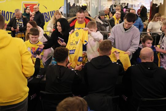 Piłkarze i sztab trenerski Motoru Lublin rozdawali autografy w Galerii Olimp. 