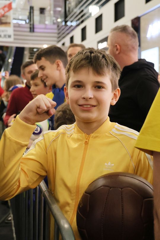 Piłkarze i sztab trenerski Motoru Lublin rozdawali autografy w Galerii Olimp. 