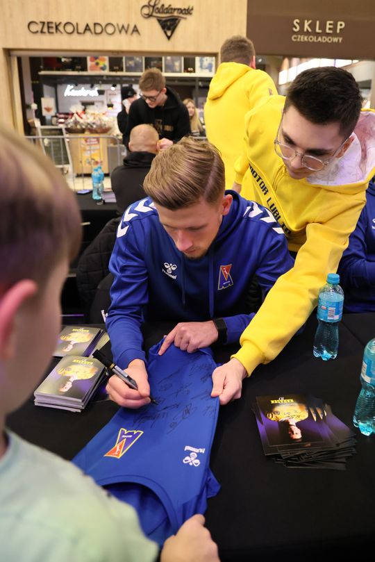 Piłkarze i sztab trenerski Motoru Lublin rozdawali autografy w Galerii Olimp. 