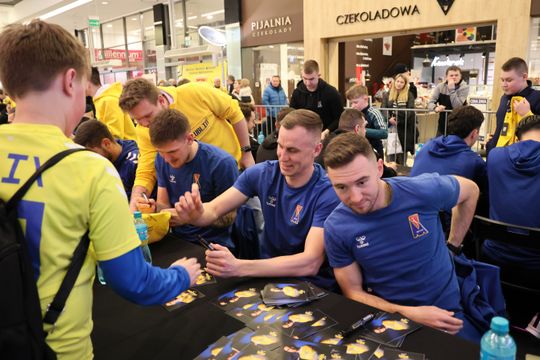 Piłkarze i sztab trenerski Motoru Lublin rozdawali autografy w Galerii Olimp. 