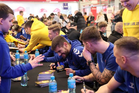 Piłkarze i sztab trenerski Motoru Lublin rozdawali autografy w Galerii Olimp. 