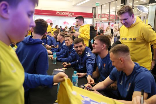 Piłkarze i sztab trenerski Motoru Lublin rozdawali autografy w Galerii Olimp. 