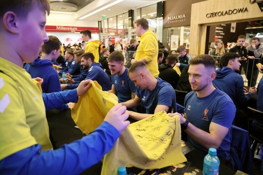 Piłkarze i sztab trenerski Motoru Lublin rozdawali autografy w Galerii Olimp. 