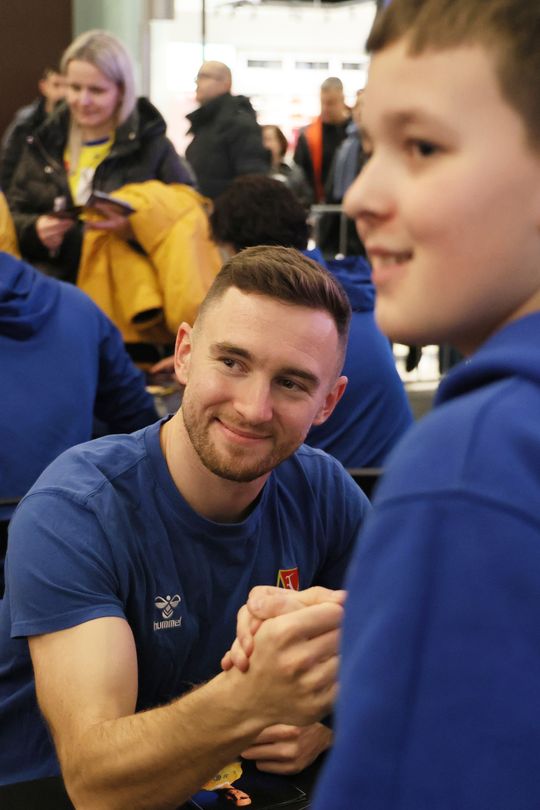 Piłkarze i sztab trenerski Motoru Lublin rozdawali autografy w Galerii Olimp. 