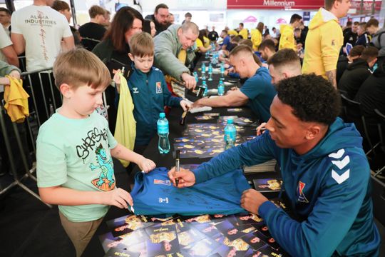 Piłkarze i sztab trenerski Motoru Lublin rozdawali autografy w Galerii Olimp. 