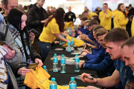 Piłkarze i sztab trenerski Motoru Lublin rozdawali autografy w Galerii Olimp. 