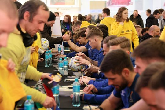 Piłkarze i sztab trenerski Motoru Lublin rozdawali autografy w Galerii Olimp. 