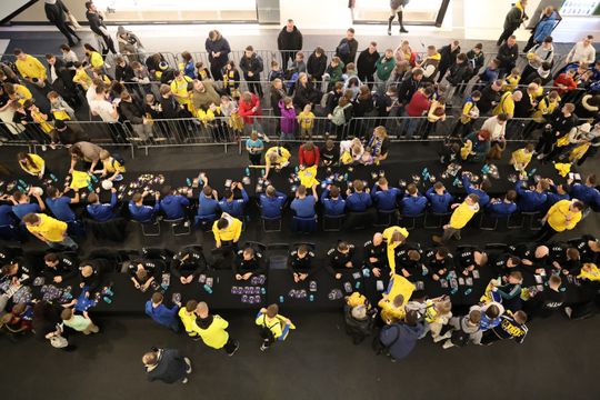 Piłkarze i sztab trenerski Motoru Lublin rozdawali autografy w Galerii Olimp. 