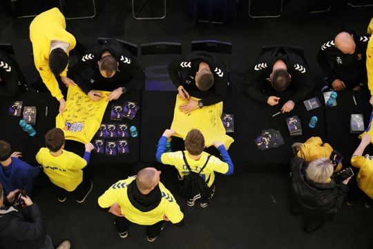 Piłkarze i sztab trenerski Motoru Lublin rozdawali autografy w Galerii Olimp. 