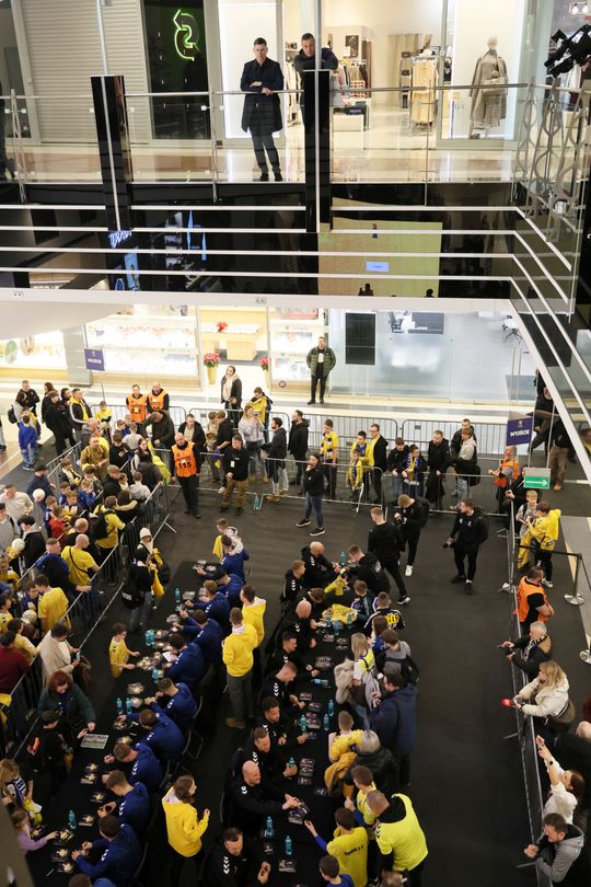 Piłkarze i sztab trenerski Motoru Lublin rozdawali autografy w Galerii Olimp. 