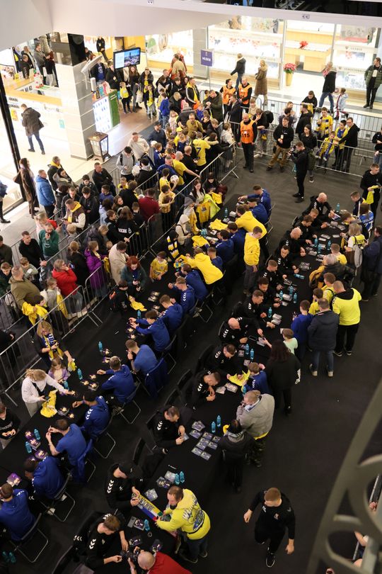 Piłkarze i sztab trenerski Motoru Lublin rozdawali autografy w Galerii Olimp. 