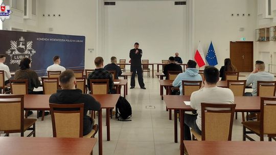 Rekrutacja do policji w Lublinie. Kandydaci podczas spotkania informacyjnego w KWP