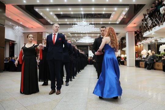 Bal Studniówkowy Zespołu Szkół Elektronicznych w Atelii. 