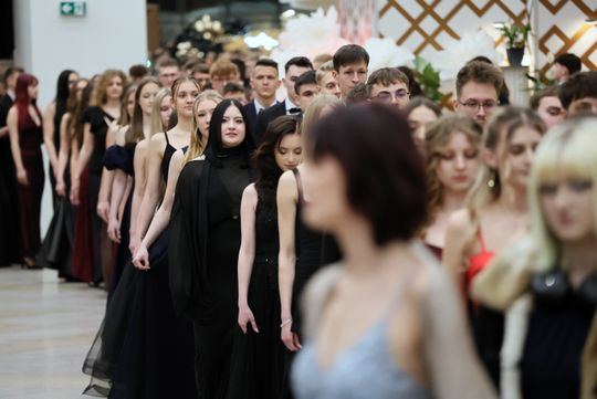 Bal Studniówkowy Zespołu Szkół Elektronicznych w Atelii. 