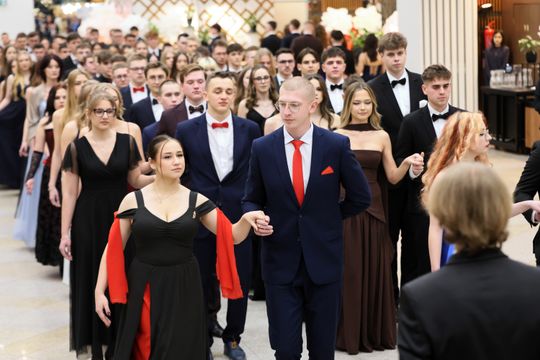 Bal Studniówkowy Zespołu Szkół Elektronicznych w Atelii. 