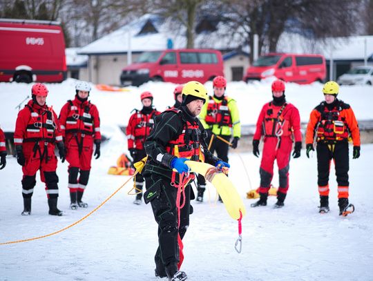 Ćwiczenia Strażaków na zamarzniętym Zalewie Zemborzyckim