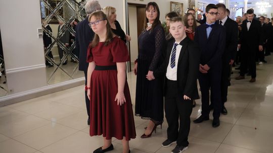 Bal 8 klas szkoły podstawowej nr 26 imienia Janusz Korczaka. Zobacz zdjęcia z poloneza.