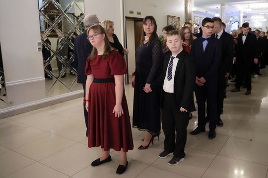 Bal 8 klas szkoły podstawowej nr 26 imienia Janusz Korczaka. Zobacz zdjęcia z poloneza.