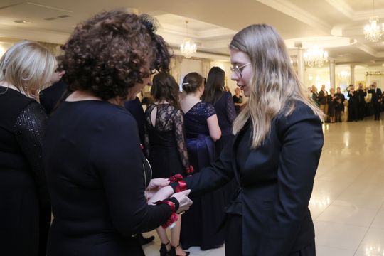 Bal 8 klas szkoły podstawowej nr 26 imienia Janusz Korczaka. Zobacz zdjęcia z poloneza.