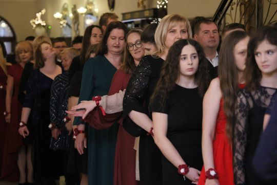 Bal 8 klas szkoły podstawowej nr 26 imienia Janusz Korczaka. Zobacz zdjęcia z poloneza.