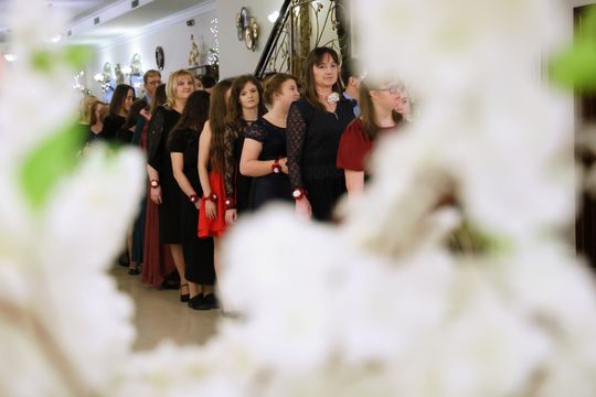 Bal 8 klas szkoły podstawowej nr 26 imienia Janusz Korczaka. Zobacz zdjęcia z poloneza.