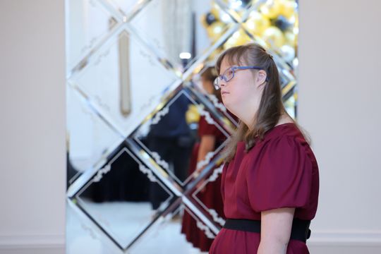 Bal 8 klas szkoły podstawowej nr 26 imienia Janusz Korczaka. Zobacz zdjęcia z poloneza.