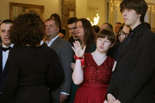 Bal 8 klas szkoły podstawowej nr 26 imienia Janusz Korczaka. Zobacz zdjęcia z poloneza.