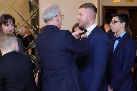 Bal 8 klas szkoły podstawowej nr 26 imienia Janusz Korczaka. Zobacz zdjęcia z poloneza.