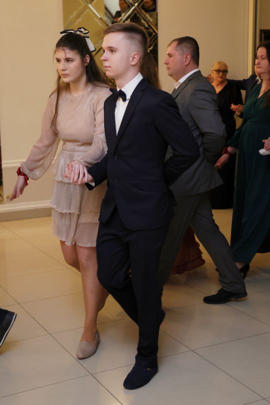 Bal 8 klas szkoły podstawowej nr 26 imienia Janusz Korczaka. Zobacz zdjęcia z poloneza.