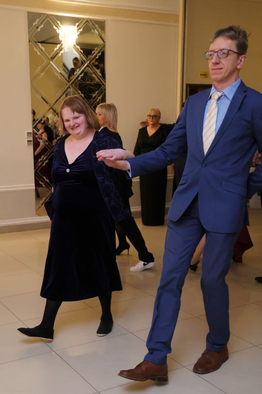 Bal 8 klas szkoły podstawowej nr 26 imienia Janusz Korczaka. Zobacz zdjęcia z poloneza.