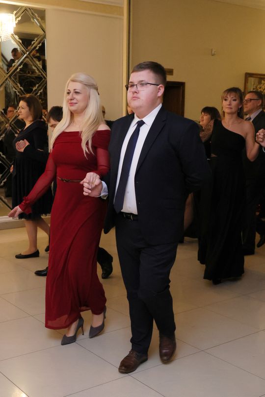 Bal 8 klas szkoły podstawowej nr 26 imienia Janusz Korczaka. Zobacz zdjęcia z poloneza.